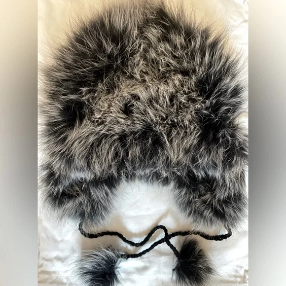 Neiman Marcus | Accessories | Nwot Rare Silver Fox Fur  display picture 2